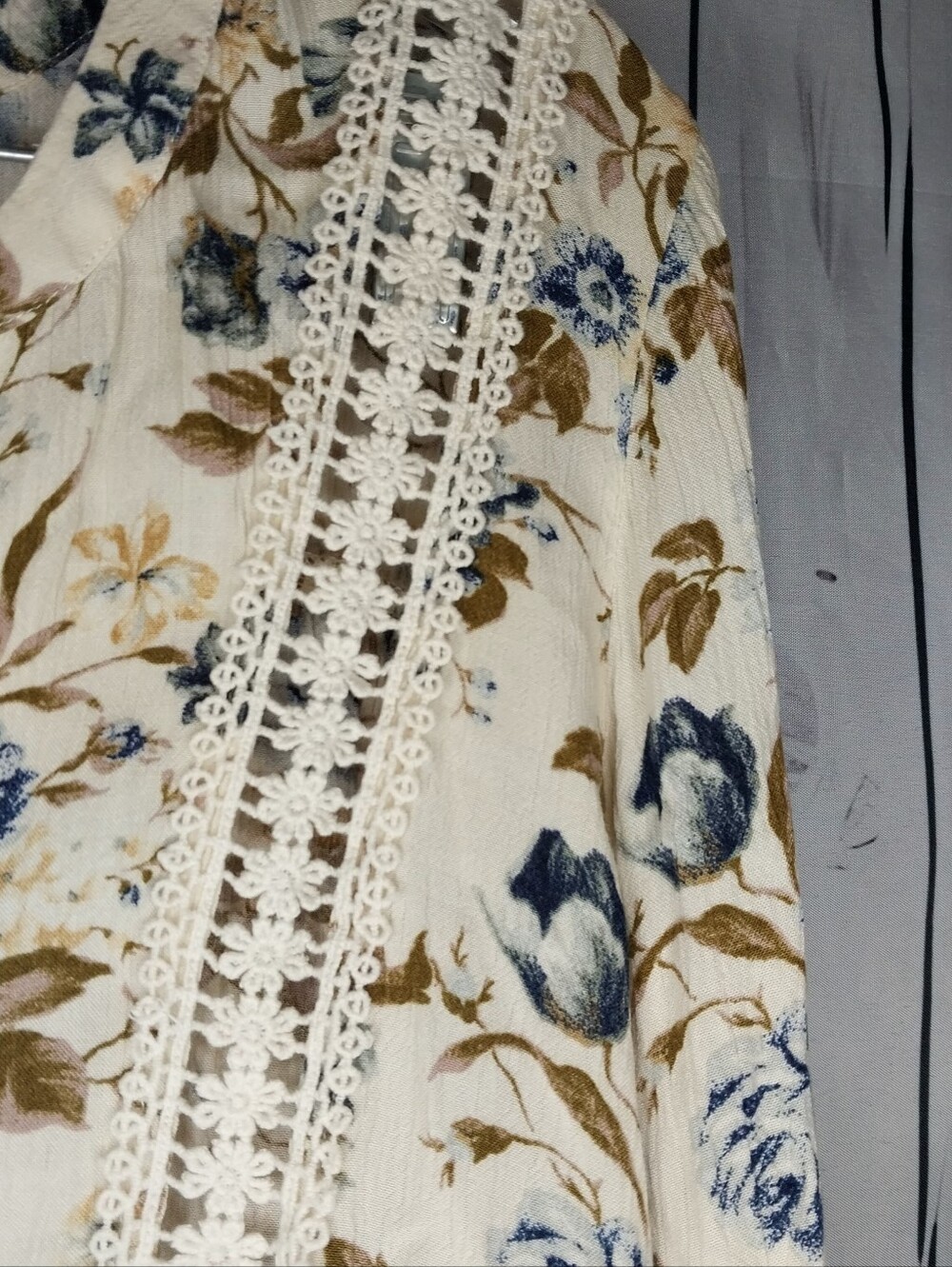 American Eagle Outfitters Floral Boho Peasant V-Neck Lace Trim Flowy Blouse - Picture 3 of 10